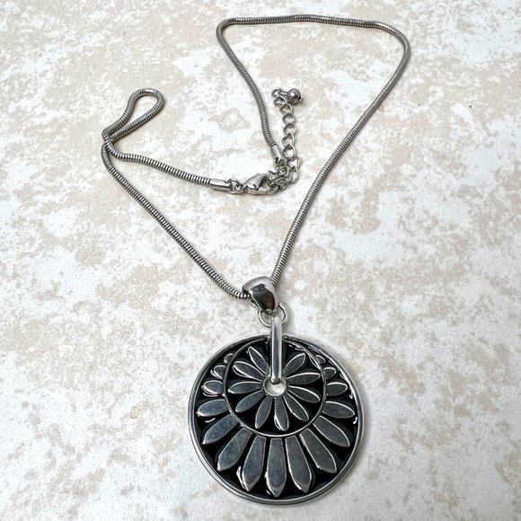 Silver Tone Black Enamel Flower Medallion Pendant Choker Necklace 15.5-18" - Picture 2 of 6